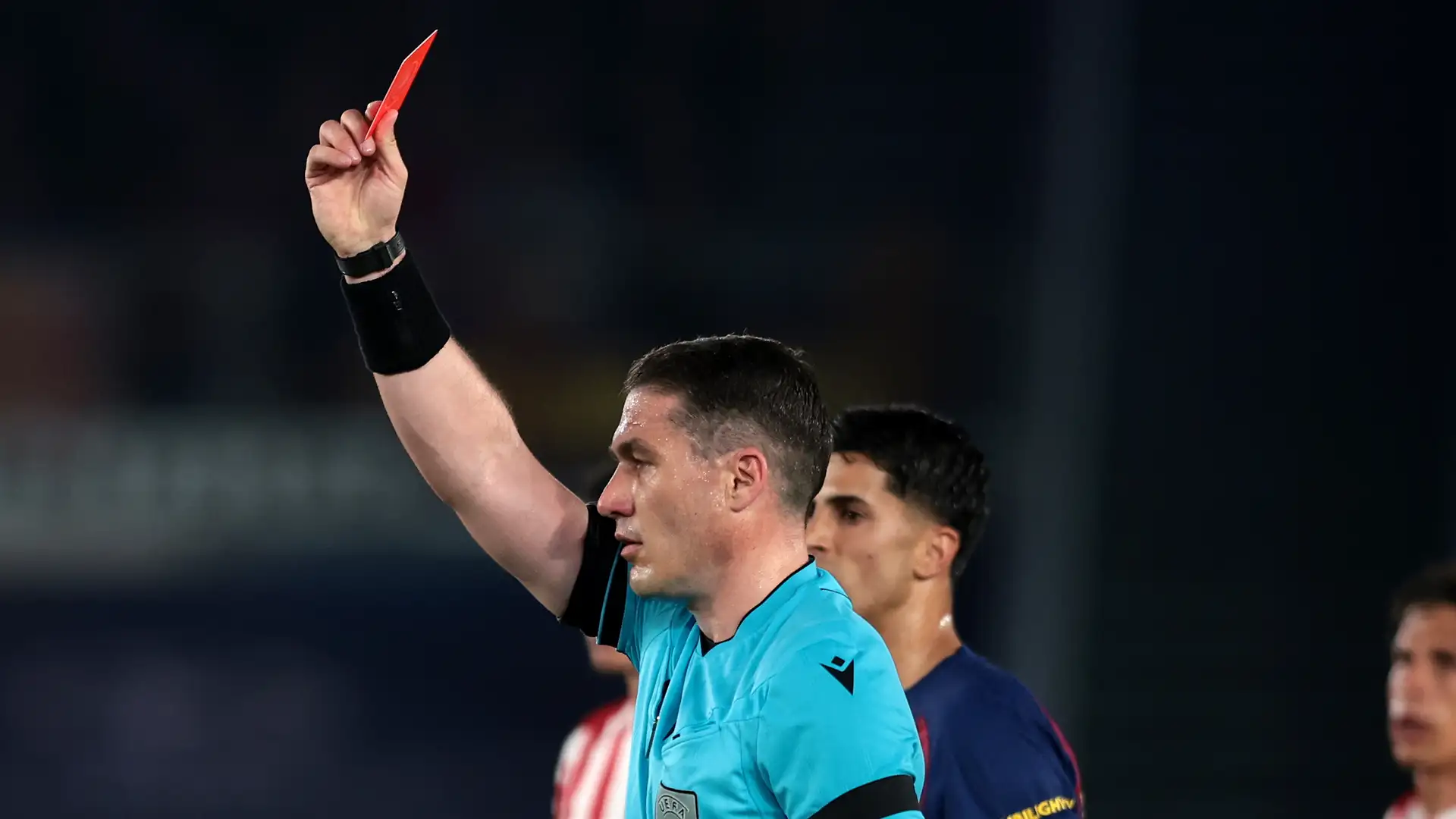 عقوبة مخفية لحكم مباراة برشلونة وأتلتيكو مدريد في دوري الأبطال